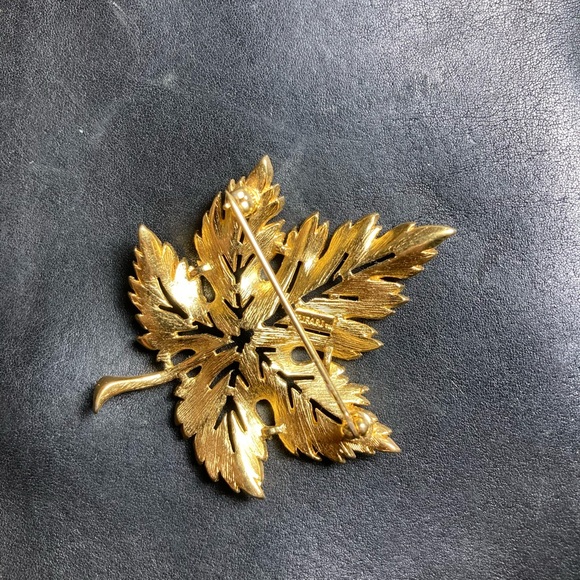Vintage Crown Trifari Maple Leaf Brooch - Brushed Gold Tone - Signed Designer - Picture 3 of 5